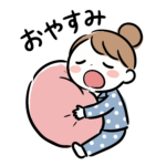 パジャマを着てクッションを抱っこする女の子の「おやすみ」フリーイラスト